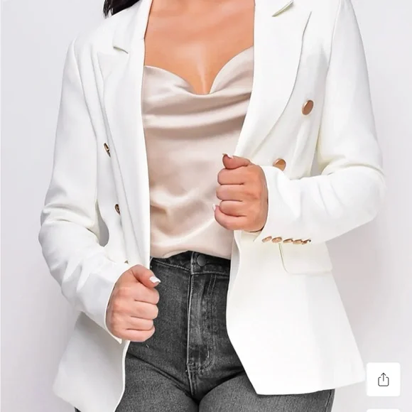 Chic White Blazer with Gold Accents - Picture 3 of 4